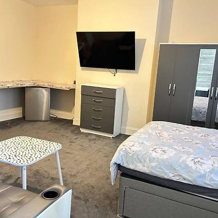 Ensuite Room With Private Bathroom At Walsall Exterior photo