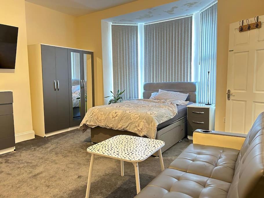 Ensuite Room With Private Bathroom At Walsall Exterior photo