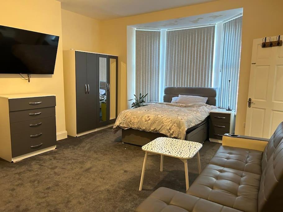 Ensuite Room With Private Bathroom At Walsall Exterior photo